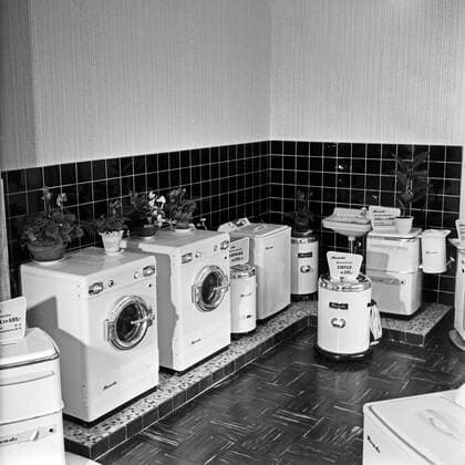 Ausstellung in einem Elektrogerätegeschäft mit Wäschetrocknern und Waschmaschinen der Marke Rondo in Hamburg, Deutschland 1950er Jahre. A hardware shop offering washing machines and laundry dryers of the brand Rondo at Hamburg, Germany 1950s. Copyright: Roba SiegfriedxPilz UnitedArchives06040