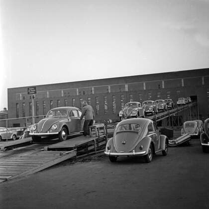 VW Käfer verlassen das Volkswagenwerk in Wolfsburg und werden auf die Eisenbahnrampe verladen, Deutschland 1950er Jahre. Volkswagen beetles leaving the factory and are loaded to the Bundesbahn train, Germany 1950s. Copyright: Roba SiegfriedxPilz UnitedArchives06089