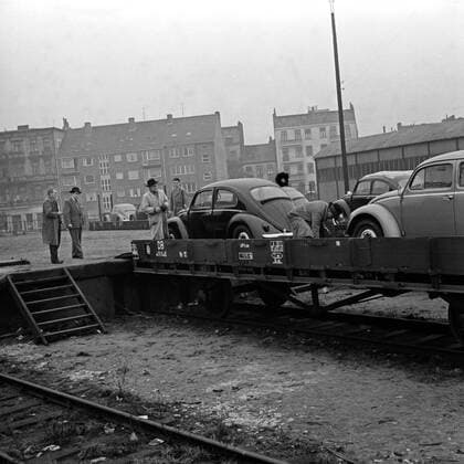 Volkswagen Käfer verlassen am Güterbahnhof den Transportzug vom Volkswagenwerk Wolfsburg, Deutschland 1950er Jahre. Volkswagen beetles being unloaded from the transport from Volkswagenwerk factory at Wolfsburg, Germany 1950s. Copyright: Roba SiegfriedxPilz UnitedArchives06257
