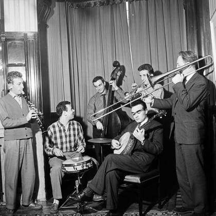 Die Chris Barber Band übt in ihrem Hotelzimmer für ein Konzert in Hamburg, Deutschland 1950er Jahre. Members of the Christ Barber Band exercising in a hotel room for a concert at Hamburg, Germany 1950s. Copyright: Roba SiegfriedxPilz UnitedArchives06415