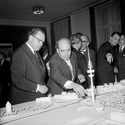 Bundespostminister Richard Stücklen (links) im Ausschuß bei der Ideenfindung zur Planung zum Bau des Fernmeldeturms in Hamburg, Deutschland 1960er Jahre. Postmaster General Richard Stuecklen (left) in the comittee for the planning to build the Hamburg television tower, Germany 1960s. Copyright: Roba SiegfriedxPilz UnitedArchives11627