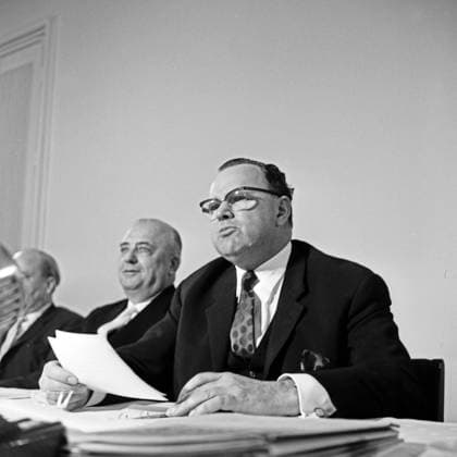 Bundespostminister Richard Stücklen Ausschuß bei der Ideenfindung zur Planung zum Bau des Fernmeldeturms in Hamburg, Deutschland 1960er Jahre. Postmaster General Richard Stuecklen in the comittee for the planning to build the Hamburg television tower, Germany 1960s. Copyright: Roba SiegfriedxPilz UnitedArchives11635