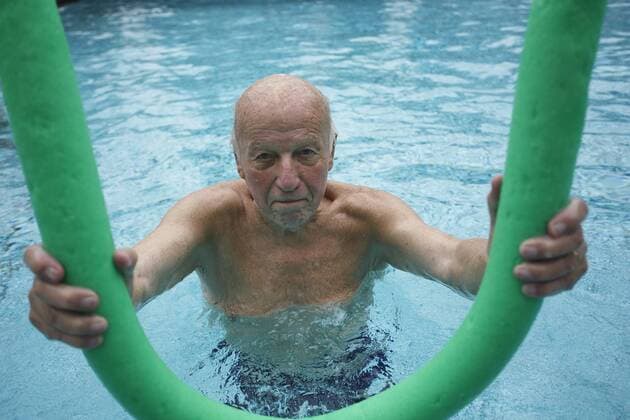 Schwimmen im Schwimmbad ( model release vorhanden) GER, Bad Saarow Therme, 20151007, Senior im Schwimmbad in Bad Saarow, Thermalsolewasser der Catharinenquelle beim baden M:RY