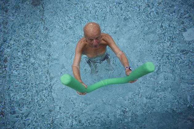 Schwimmen im Schwimmbad ( model release vorhanden) GER, Bad Saarow Therme, 20151007, Senior im Schwimmbad in Bad Saarow, Thermalsolewasser der Catharinenquelle beim baden M:RY