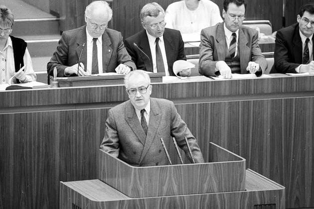 Volkskammertagung: Am Pult Justizminister Kurt Wunsche (LDPD)