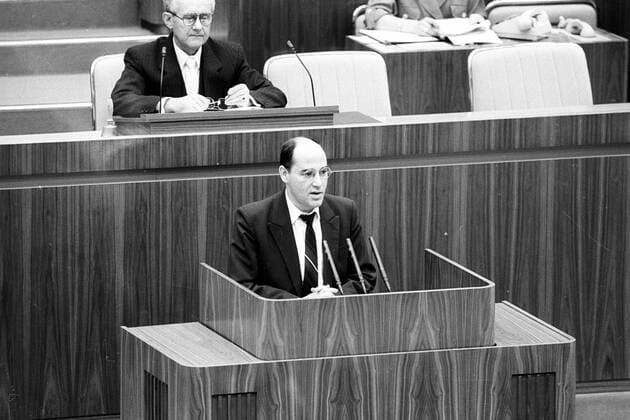 Volkskammertagung: Gregor Gysi spricht nach der Wahl des neues Volkskammerpräsidiums für die PDS-Fraktion
