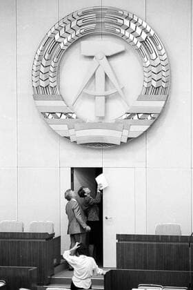 Volkskammertagung: Volkskammer-Präsidentin Sabine Bergmann-Pohl (CDU) informiert sich über den geplanten Abbau des DDR-Staatswappens im Plenarsaal
