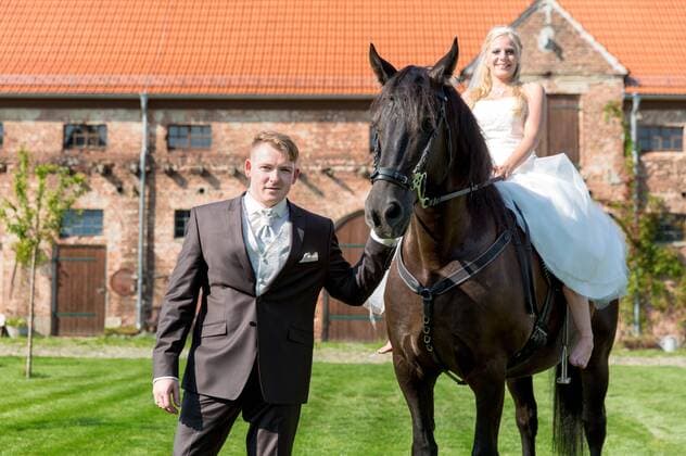 24.7.2015, Brusendorf, Brandenburg, GER - Brautpaar mit Pferd, MODEL RELEASE: YES. . .