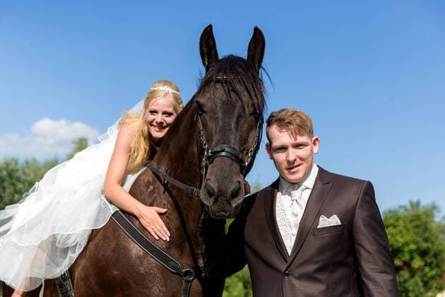 24.7.2015, Brusendorf, Brandenburg, GER - Brautpaar mit Pferd, MODEL RELEASE: YES. . .