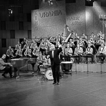 Werner Müllers Schlagermagazin, Musiksendung, Deutschland 1965, Regie: Dieter Wendrich, Bandleader Werner Müller und sein Orchester Copyright: Roba SiegfriedxPilz UnitedArchives15202