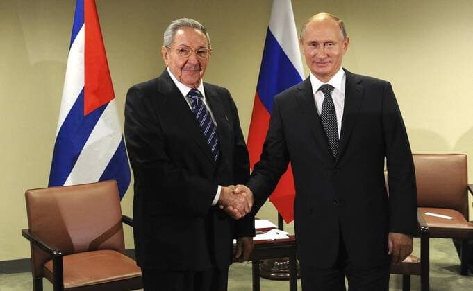 Sept. 28, 2015 - New York, NY, United States of America - Russian President Vladimir Putin meets with Cuban President Raul Castro on the sidelines at U.N. headquarters September 28, 2015 in New York City, NY. New York United States of America - ZUMAp138