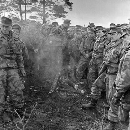 Soldaten am Lagerfeuer bei der Abschlussbesprechung der Geländeübung auf dem Truppenübungsplatz, Deutschland 1950er Jahre. Soldiers at the camp fire discussing the results of a military exercise, Germany 1950s. Copyright: Roba SiegfriedxPilz UnitedArchives06516