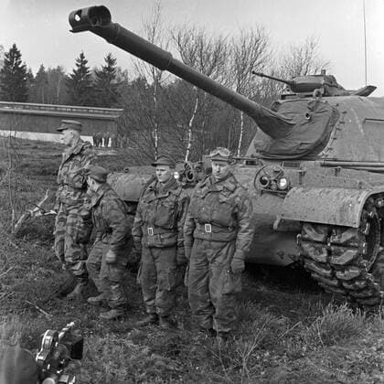 Die Besatzung eines Leopard 1 Panzers der Bundeswehr wird vor ihrem Panzer gefilmt, Deutschland 1950er Jahre. The crew of a Leopard 1tank of the German Bundeswehr being filmed in front of their tank, Germany 1950s. Copyright: Roba SiegfriedxPilz UnitedArchives06520