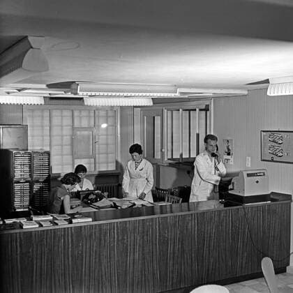 Mitarbeiter in einem VW Autohaus in Hamburg, Deutschland 1950er Jahre. Staff members of a Volkswagen car dealeship at Hamburg, Germany 1950s. Copyright: Roba SiegfriedxPilz UnitedArchives06783