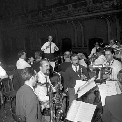 Der deutsche Bandleader und Komponist Bert Kaempfert probt mit seinem Orchester in Hamburg, Deutschland 1950er Jahre. German band leader and composer Bert Kaempfert during rehearsals with his orchestra at Hamburg, Germany 1950s. Copyright: Roba SiegfriedxPilz UnitedArchives07925