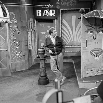 Der deutsche Sänger Jürgen Scheller in der Musiksendung Bummel am Abend , Deutschland 1960, Regie: Korbinian Köberle Copyright: Roba SiegfriedxPilz UnitedArchives09003