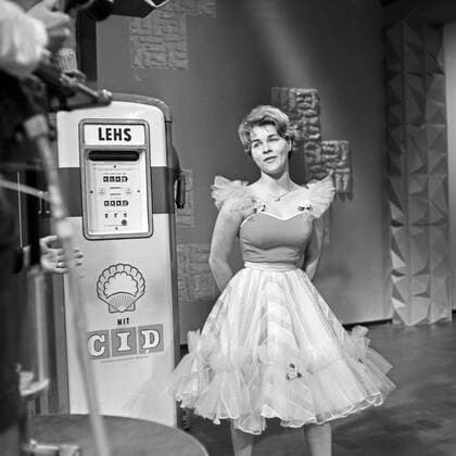 Cornelia Froboess singt in einer Unterhaltungssendung des NDR, Deutschland 1960er Jahre. Cornelia Froboess singing in a TV entertainment show, Germany 1960s. Copyright: Roba SiegfriedxPilz UnitedArchives09123
