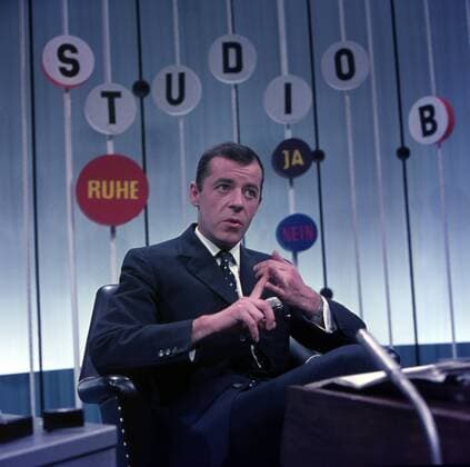 Chris Howland in der Kulisse seiner ARD Sendung Musik aus Studio B , Anfang der 1960er Jahre. Presenter Chris Howland on stage of his music TV show Musik aus Studio B , beginning 1960s. Copyright: Roba RobaxArchiv UnitedArchives12