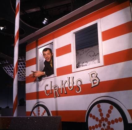 Chris Howland in der Kulisse eines Zirkuswagens in seiner ARD Sendung Musik aus Studio B , Anfang 1960er Jahre. Presenter Chrs Howland looking out of a circus caboose in his music TV show Musik aus Studio B , beginning 1960s. Copyright: Roba RobaxArchiv UnitedArchives14
