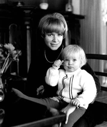 Die deutsche Schauspielerin Ingrid van Bergenmit ihrer Tochter Carolin, ca. 1966. German actress Ingrid van Bergen with her daughter Carolin, 1966. Copyright: Roba RobaxArchiv UnitedArchives2
