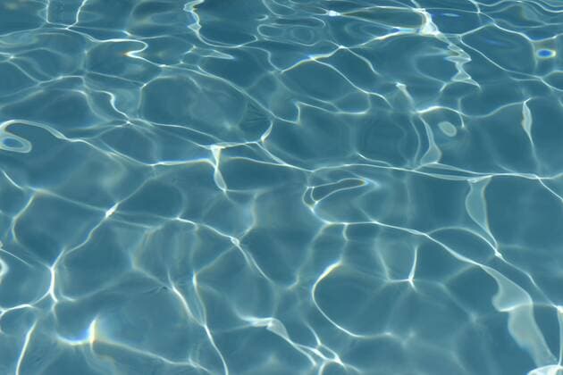 Wasseroberfläche, Wasser mit Lichtreflexen in einem Schwimmbecken, Swimmingpool Copyright: imageBROKER/BildverlagxBahnmüller ibxdwb04233982.jpg