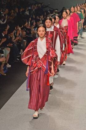 SHANGHAI, Oct. 13, 2015 -- Models show creations of fashion designer Zhu Chongyun during the Shanghai Fashion Week in east China s Shanghai, Oct. 13, 2015. About 50 fashion shows would be held during the fashion week. ) (zkr) CHINA-SHANGHAI-FASHION WEEK(CN) GuoxChangyao 