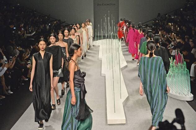 SHANGHAI, Oct. 13, 2015 -- Models show creations of fashion designer Zhu Chongyun during the Shanghai Fashion Week in east China s Shanghai, Oct. 13, 2015. About 50 fashion shows would be held during the fashion week. ) (zkr) CHINA-SHANGHAI-FASHION WEEK(CN) GuoxChangyao 