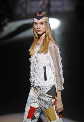 Oct. 14, 2015 - Kiev, Ukraine - A model presents a creation by Ukrainian designer ELENA GOLETS during the Ukrainian Fashion Week in Kiev, Ukraine, 14 October 2015. The event presents Spring Summer 2016 collections by Ukrainian and international designers from 14 to 20 October. Kiev Ukraine - ZUMAg194
