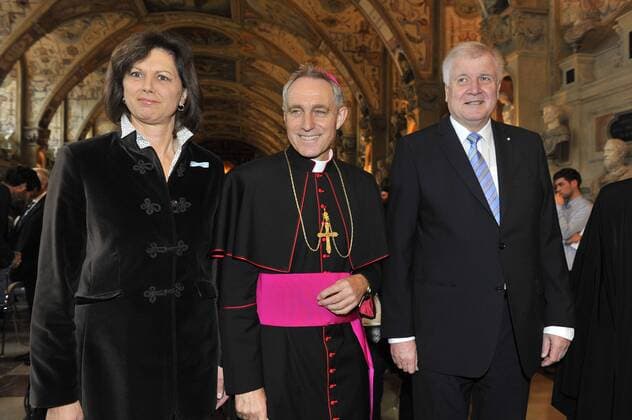 Ilse Aigner, Erzbischof Dr. Georg Gänswein und Horst Seehofer Bayerische Verdienstorden Verleihung Antiquarium der Residenz München München 14. Oktober 2015