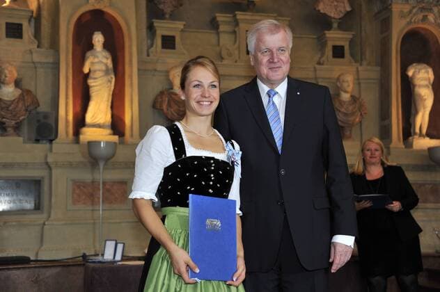 Magdalena Neuner und Horst Seehofer Bayerische Verdienstorden Verleihung Antiquarium der Residenz München München 14. Oktober 2015