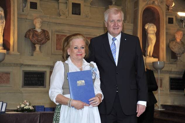 Barbara Riepl und Horst Seehofer Bayerische Verdienstorden Verleihung Antiquarium der Residenz München München 14. Oktober 2015