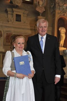 Barbara Riepl und Horst Seehofer Bayerische Verdienstorden Verleihung Antiquarium der Residenz München München 14. Oktober 2015