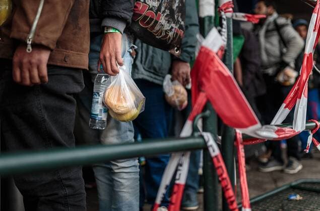 Freilassing 14.10.2015, Bahnhof, Freilassing, GER, Fluechtlingskrise in der EU, im Bild Fluechtlinge halten ihr Essen und warten auf dem Bahnsteig auf den Sonderzug Refugees with food wait on the platform for the special train, Railway Station, Freilassing, Germany on 2015 10 14.  EX_JFK 