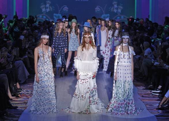 Oct. 15, 2015 - Kiev, Ukraine - A model presents a creation by Ukrainian designer TAGO by OLGA NAVROTSKA during the Ukrainian Fashion Week in Kiev, Ukraine, 15 October 2015. The event presents Spring Summer 2016 collections by Ukrainian and international designers from 14 to 20 October. Kiev Ukraine - ZUMAg194
