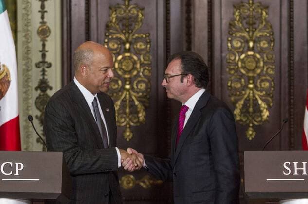 (151016) -- MEXICO CITY, Oct. 15, 2015 -- Mexico s Finance Minister Luis Videgaray(R) shakes hands with U.S. Department of Homeland Security (DHS) Secretary Jeh Johnson during a press conference in Mexico City, capital of Mexico, on Oct. 15, 2015. Jessica Espinosa ) (vf) (rtg) MEXICO-US-POLITICS-VISIT NOTIMEX 