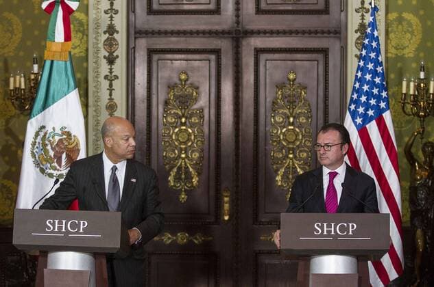 (151015) -- MEXICO CITY, Oct. 15, 2015 -- Mexico s Finance Minister Luis Videgaray(R) and U.S. Department of Homeland Security (DHS) Secretary Jeh Johnson take part in press conference in Mexico City, capital of Mexico, on Oct. 15, 2015. Jessica Espinosa ) (vf) (rtg) MEXICO-US-POLITICS-VISIT NOTIMEX 