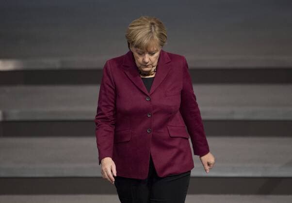 Bundeskanzlerin Dr. Angela MERKEL (CDU) 130.Plenarsitzung des Deutschen Bundestag mit einer Regierungserklaerung zum EU-Gipfel und einer Abstimmung zur Aenderung des Asylrechts im Reichstagsgebaeude in Berlin, Deutschland am 15.10.2015.