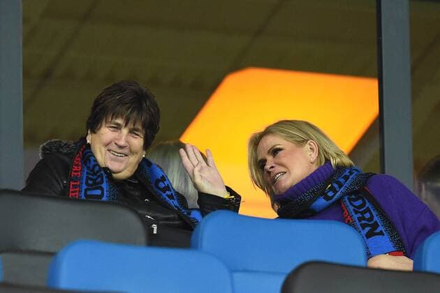 Fußball 2. Bundesliga 11. Spieltag SC Paderborn - Eintracht Braunschweig am 16.10.2015 in der Benteler-Arena in Paderborn Margret Effenberg ( Mutter ), links - Claudia Effenberg ( Ehefrau ), rechts xx
