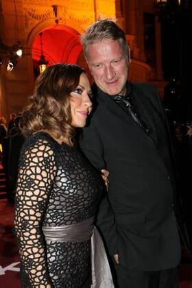 16.10.2015, Frankfurt, Alte Oper, roter Teppich, red Carpet Verleihung des Hessischen Film- und Kinopreises 2015 Schauspielerin Simone Thomalla auf dem roten Teppich mit Begleitung