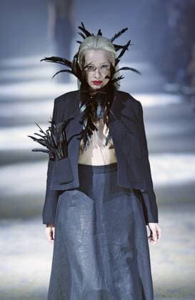 A model presents a creation by Georgian designer Datuna Sulikashvili during the Ukrainian Fashion Week in Kiev on October 16, 2015.  KIE2015101609 IVANxVAKOLENKO