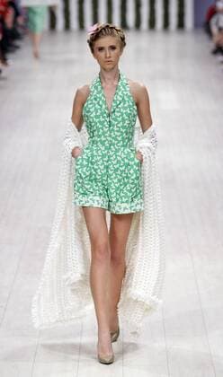 A model presents a creation by Ukrainian designer Elena Burba during the Ukrainian Fashion Week in Kiev on October 16, 2015.  KIE2015101618 IVANxVAKOLENKO