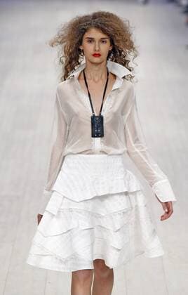 A model presents a creation by Ukrainian designer Alyona Serebrova during the Ukrainian Fashion Week in Kiev on October 16, 2015.  KIE2015101622 IVANxVAKOLENKO
