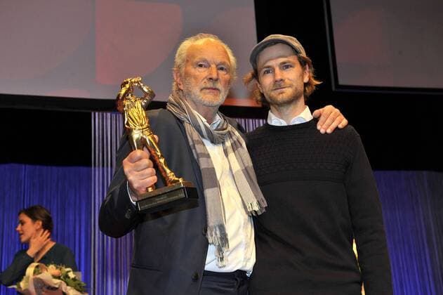 Preisträger Michael Gwisdek mit seinem Sohn Robert Gwisdek bei der Verleihung Hessischer Film- und Kinopreis 2015 am 16.10.2015 in Frankfurt Hessischer Filmpreis 2015 in Frankfurt 
