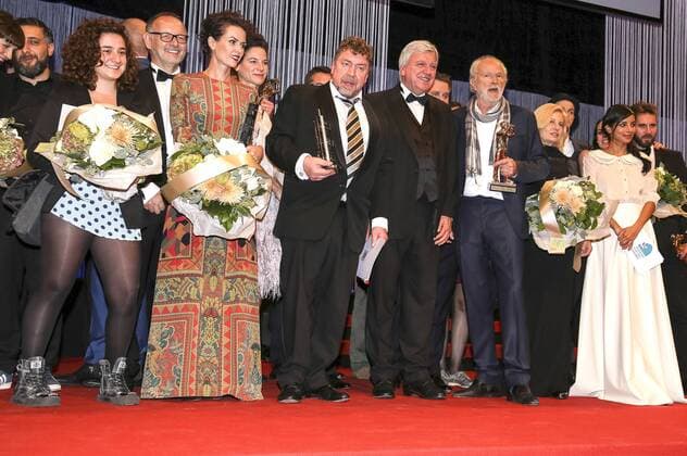 Volker Bouffier mit Preisträgern und Laudatoren bei der Verleihung vom Hessischen Film- und Kinopreis 2015 in der Alten Oper. Frankfurt, 16.10.2015 Foto:xP.xBackx xFuturexImage