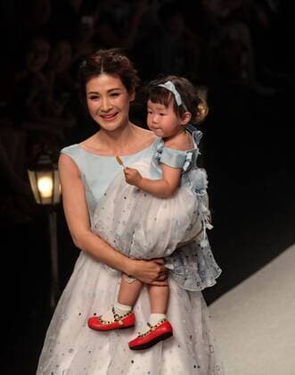 (151017) -- SHANGHAI, Oct. 17, 2015 -- Models present creations of brand Galatea Bridal during the Shanghai Fashion Week in east China s Shanghai, Oct. 17, 2015. About 50 fashion shows would be held during the fashion week. ) (yxb) CHINA-SHANGHAI-FASHION WEEK(CN) ZhuangxYi 