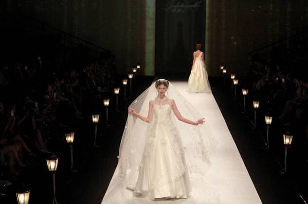 (151017) -- SHANGHAI, Oct. 17, 2015 -- Models present creations of brand Galatea Bridal during the Shanghai Fashion Week in east China s Shanghai, Oct. 17, 2015. About 50 fashion shows would be held during the fashion week. ) (yxb) CHINA-SHANGHAI-FASHION WEEK(CN) ZhuangxYi 