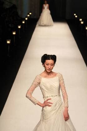 (151017) -- SHANGHAI, Oct. 17, 2015 -- Models present creations of brand Galatea Bridal during the Shanghai Fashion Week in east China s Shanghai, Oct. 17, 2015. About 50 fashion shows would be held during the fashion week. ) (yxb) CHINA-SHANGHAI-FASHION WEEK(CN) ZhuangxYi 
