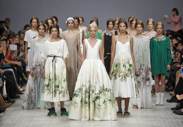 Oct. 17, 2015 - Kiev, Ukraine - A model presents a creation by Ukrainian designer LARISA LOBANOVA during the Ukrainian Fashion Week in Kiev, Ukraine, 17 October 2015. The event presents Spring Summer 2016 collections by Ukrainian and international designers from 14 to 20 October. Kiev Ukraine - ZUMAg194