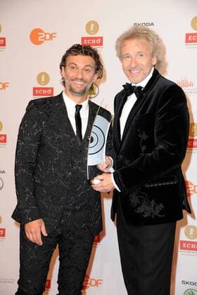 Presiträger Jonas Kaufmann mit Thomas Gottschalk bei der Echo Klassik 2015 Verleihung am 18.10.2015 in Berlin Echo Klassik 2015 in Berlin 