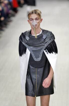 A model presents a creation by Ukrainian designer Yauheniya Belskaya during the Ukrainian Fashion Week in Kiev on October 18, 2015.  KIE2015101803 IVANxVAKOLENKO